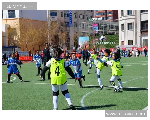 卷毛足球明星身着绿衣服展现独特风采与球场魅力